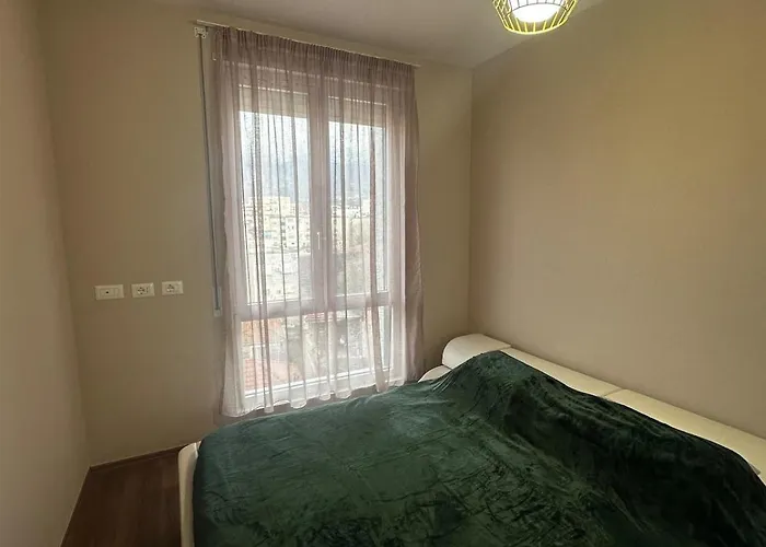 Urban Mountain View 地拉那